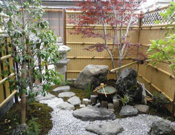 Rumah dengan Taman Bambu Mini